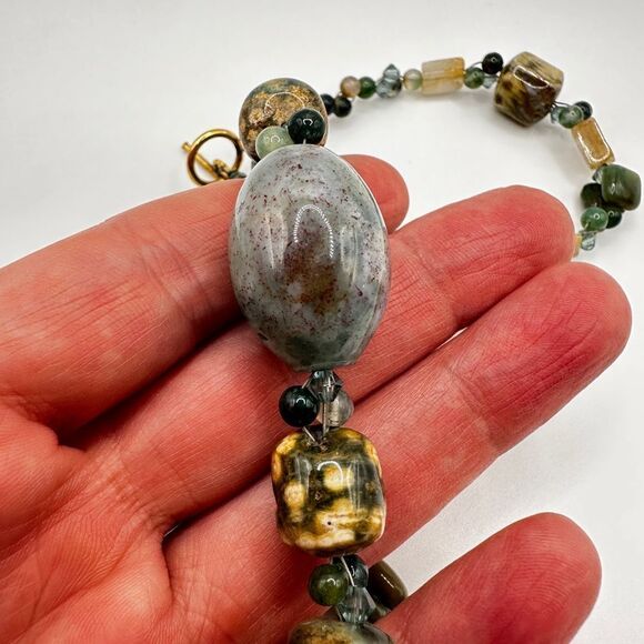 16” Agate stone and crystal accent beaded necklace! - Picture 8 of 11